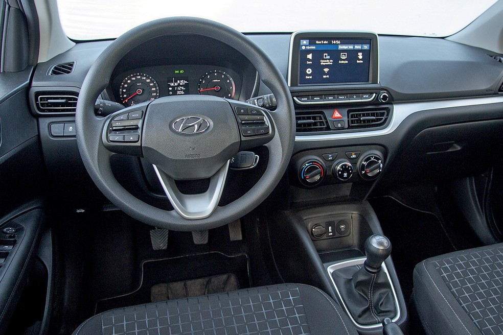 Hyundai HB20 tem interior com pouco espaço e acabamento simples nas versões mais baratas; opção de entrada já traz central multimídia de 8 polegadas — Foto: Renato Durães/Auto News Brasil