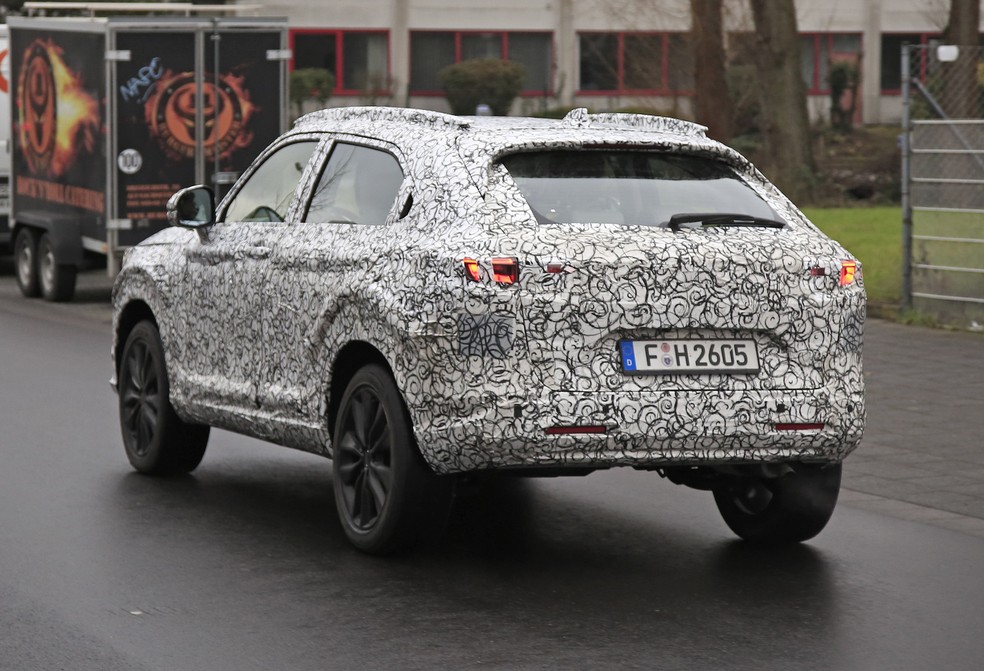 A tampa do porta-malas é mais pronunciada e o estilo, mais anguloso — Foto: Automedia/Auto News Brasil