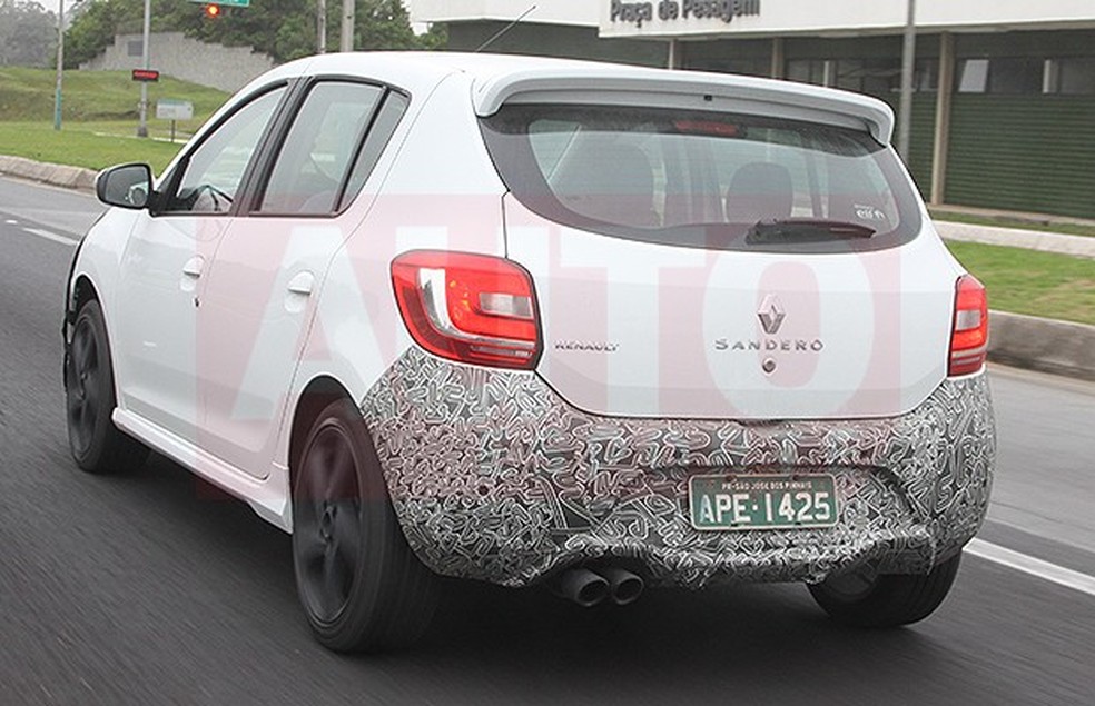 Renault Sandero RS flagrado em testes (Foto: Marlos Ney Vidal/Auto News Brasil) — Foto: Auto Esporte