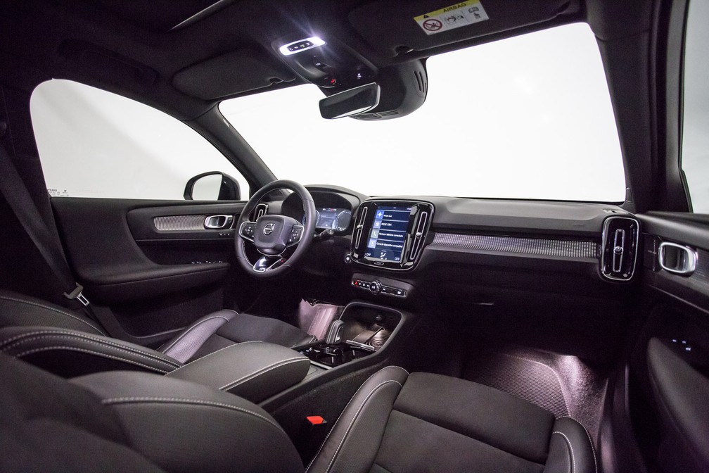 Cabine do Volvo XC40 é cheia de texturas diferentes — Foto: Fábio Tito/G1
