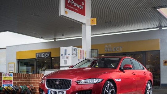 Jaguar e Shell lançam sistema de pagamento de combustível pela tela multimídia