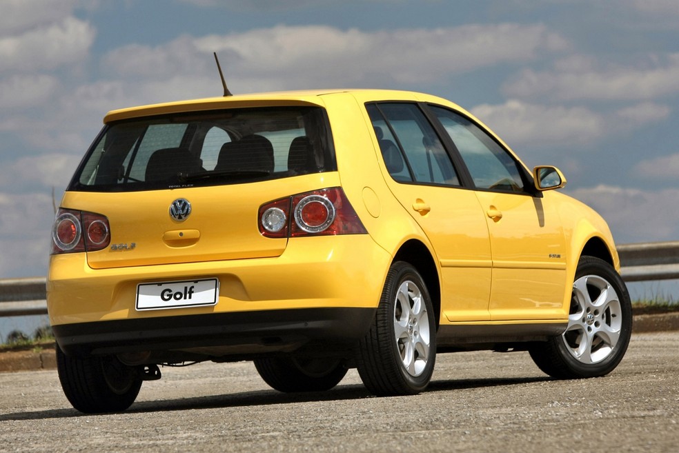 O Volkswagen Golf Sportline usava o motor 1.6 de 103 cv e 14,5 kgfm.  — Foto: Divulgação/Volkswagen