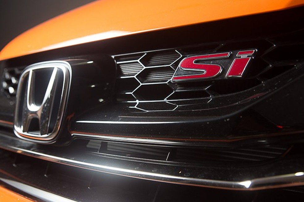 Detalhe gravado na grade do Civic Si (Foto: Marcos Camargo) — Foto: Auto Esporte