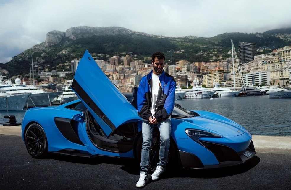 Daniel Ricciardo posa com seu McLaren 675 Long Tail na cor azul Burton; esportivo de 675 cv acelera de 0 a 100 km/h em 2,9 s — Foto: Reprodução/Instagram