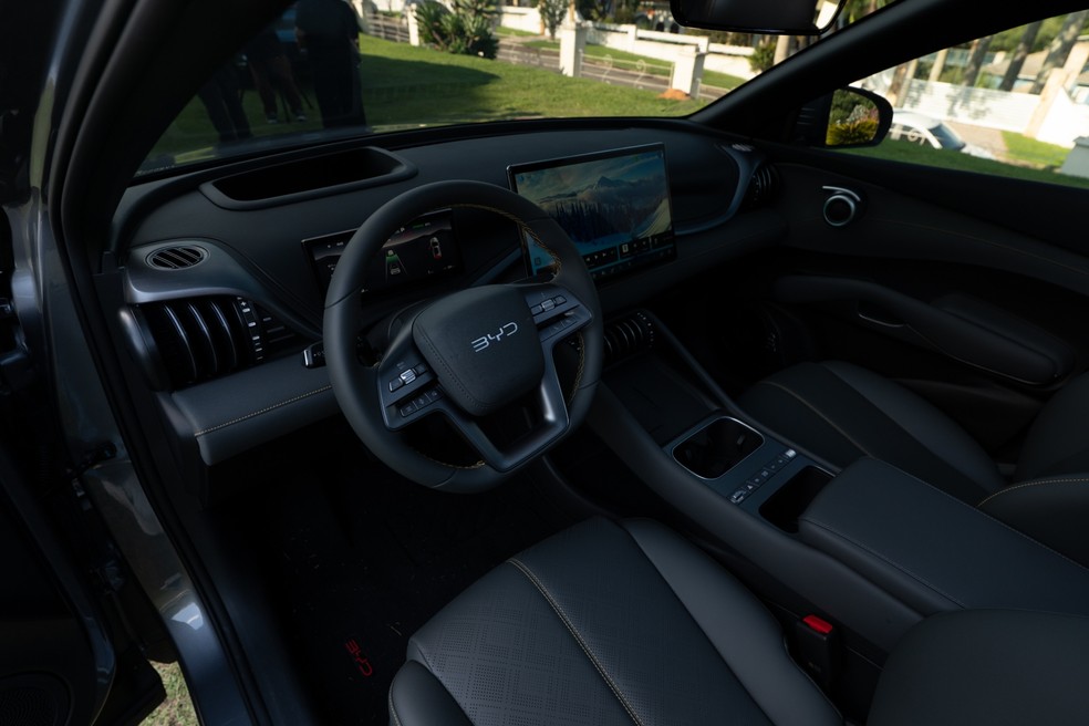 BYD Yuan Plus 2027 tem interior sempre na cor Dark Grey — Foto: Divulgação