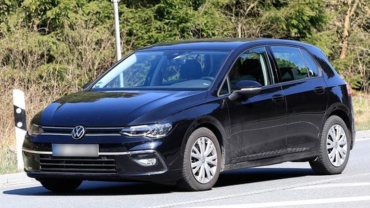 Novo VW Golf roda sem camuflagem, tem um enorme painel digital e troca chave por celular