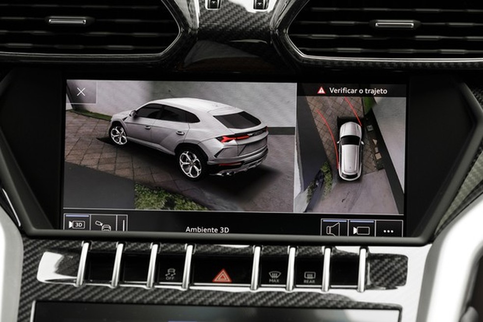 Há um recurso que permite ver o carro em 3D para manobrar melhor (Foto: Christian Castanho / Autoesporte) — Foto: Auto Esporte