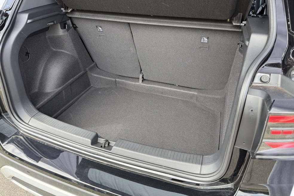 Volkswagen T-Cross Sense 2026 tem 373 litros de capacidade no porta-malas  — Foto: André Schaun/Auto News Brasil