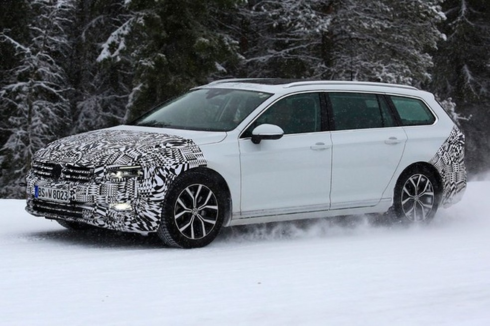 Passat Variant facelift também foi flagrada, mas não é importada para o Brasil (Foto: AutoMedia/Auto News Brasil) — Foto: Auto Esporte