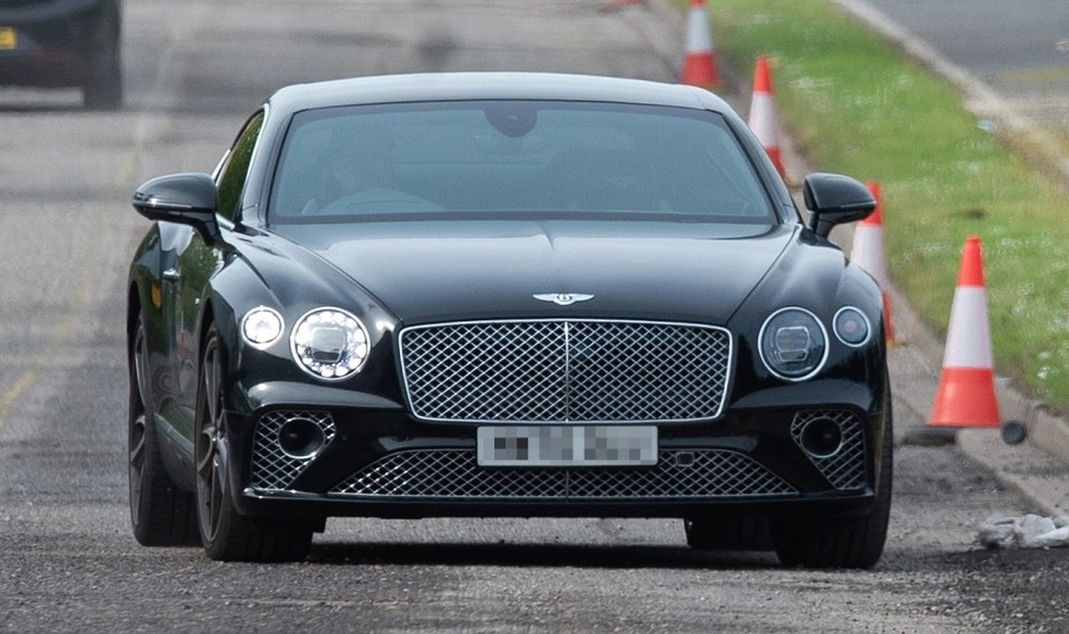 Jurgen Klopp a bordo de seu Bentley Continental GT a caminho do centro de treinamento do Liverpool na Inglaterra — Foto: Reprodução/The Sun
