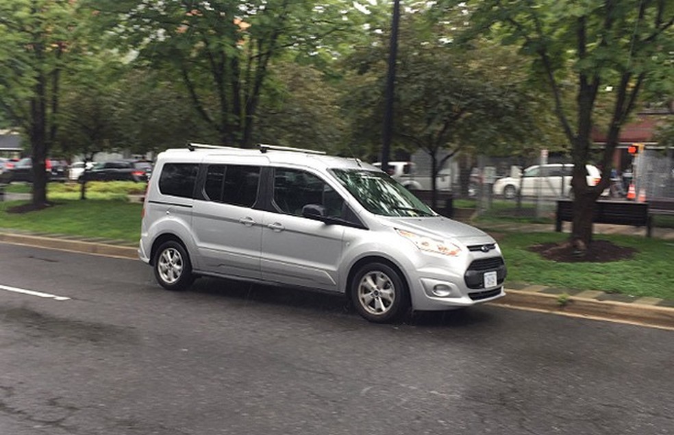 O que está por trás do Ford Transit sem motorista que circulava pelos Estados Unidos (Foto: Reprodução / Twitter) — Foto: Auto Esporte
