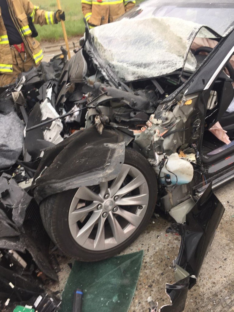Motorista do Tesla sofreu apenas fratura no tornozelo — Foto: South Jordan Police Department/AP