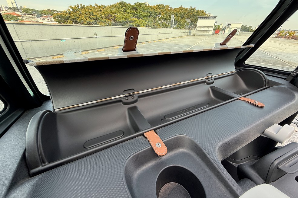Há uma pequena área para mochilas na cabine — Foto: André Paixão e Marcus Celestino/Auto News Brasil