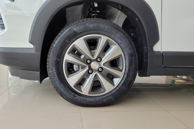 Chevrolet Spinl - Rodas de aço aro 15 têm calotas plásticas que 'disfarçam'
