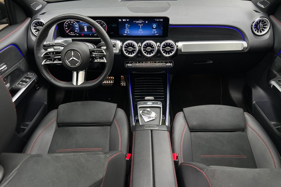 Mercedes-Benz GLB AMG Line tem duas telas integradas de 10,25” cada — Foto: Vitória Drehmer/Auto News Brasil