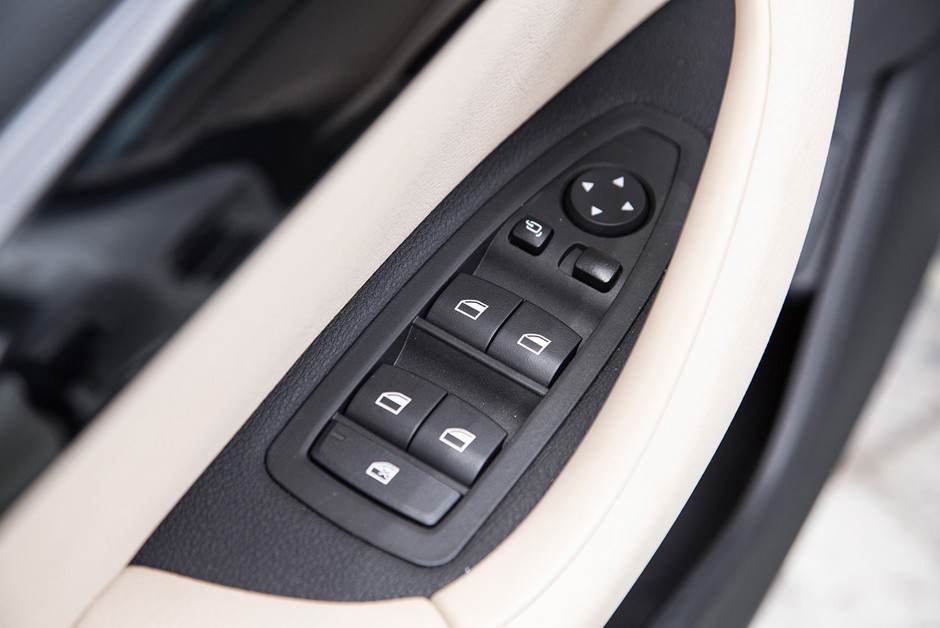 Detalhe dos comandos dos vidros do BMW X1 sDrive20i
