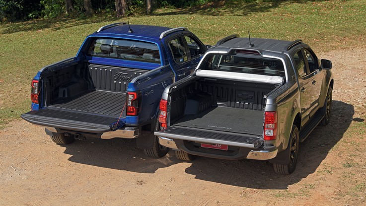 Chevrolet S10 High Country e Ford Ranger Limited - Caçamba da Ranger é maior, porém a S10 leva cargas mais pesadas