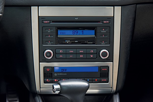 Volkswagen Golf GTI 4,5 - Famoso sistema  “double din” recebeu este nome por causa dos dois andares do rádio do VW Golf