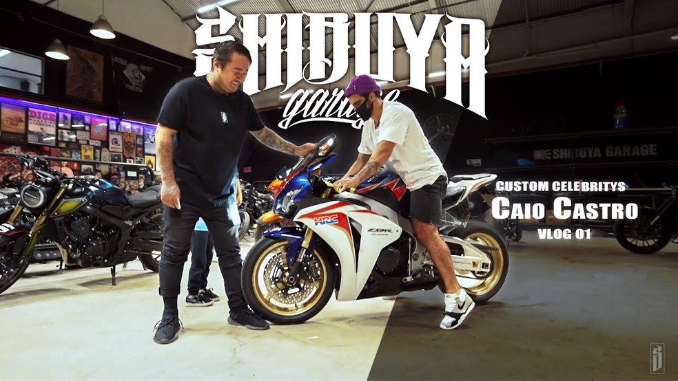 Teydi Deguchi e Caio Castro no início do projeto de customização da Honda CBR 1000RR — Foto: Reprodução/Shibuya Garage
