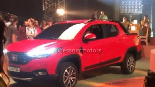 Nova Fiat Strada aparece sem disfarces em gravação de comercial