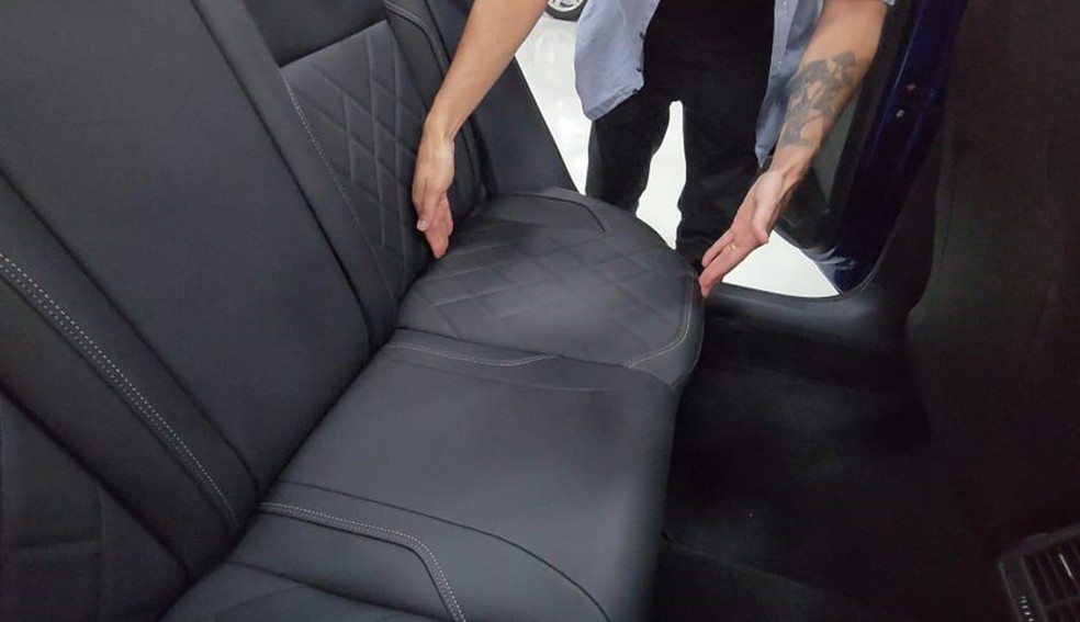 Volkswagen Virtus conversível tem o banco traseiro mais estreito para aumentar o espaço interno — Foto: Auto News Brasil