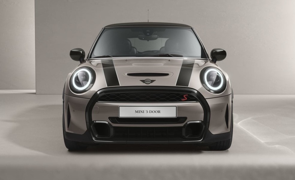 Mini Cooper S na versão com três portas é o mais beberrão da linha — Foto: Mini