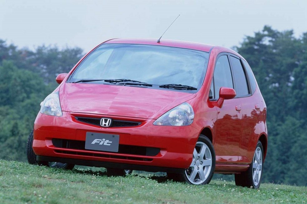 O Honda Fit versão LX dos anos 2000 usava o motor 1.4 a gasolina — Foto: Divulgação/Honda