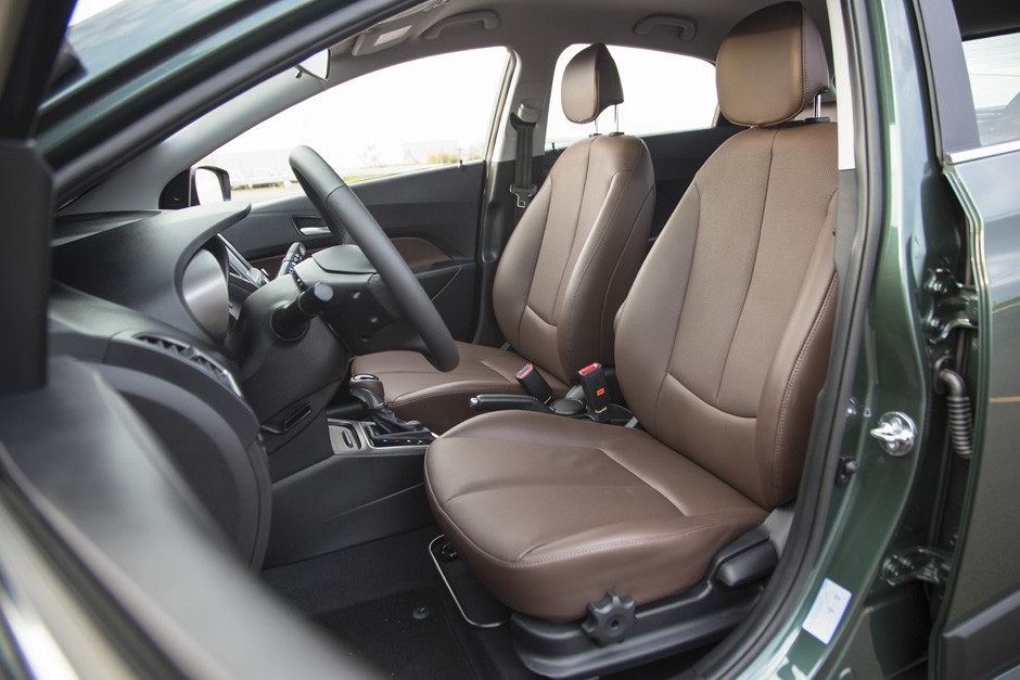 Espaço dianteiro do Hyundai HB20X 2016