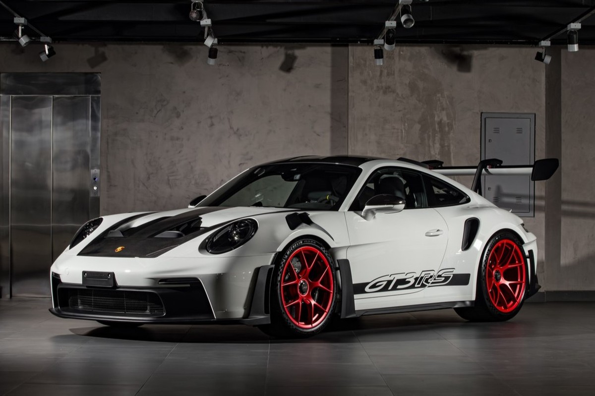 Porsche 911 GT3 RS chega ao Brasil com 525 cv, tecnologia de F1 e preço