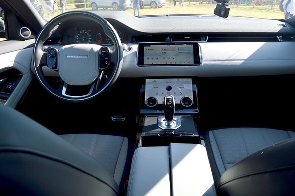 Interior tem couro, borracha e duas telas de 10"  (Foto: André Schaun/Auto News Brasil) — Foto: Auto Esporte