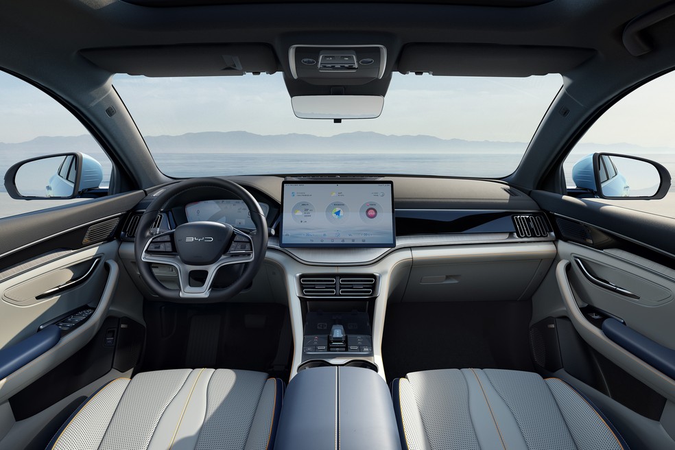 Famosa central multimídia giratória equipa a cabine do BYD Song Plus 2026, que poderá oferecer head-up display — Foto: Divulgação