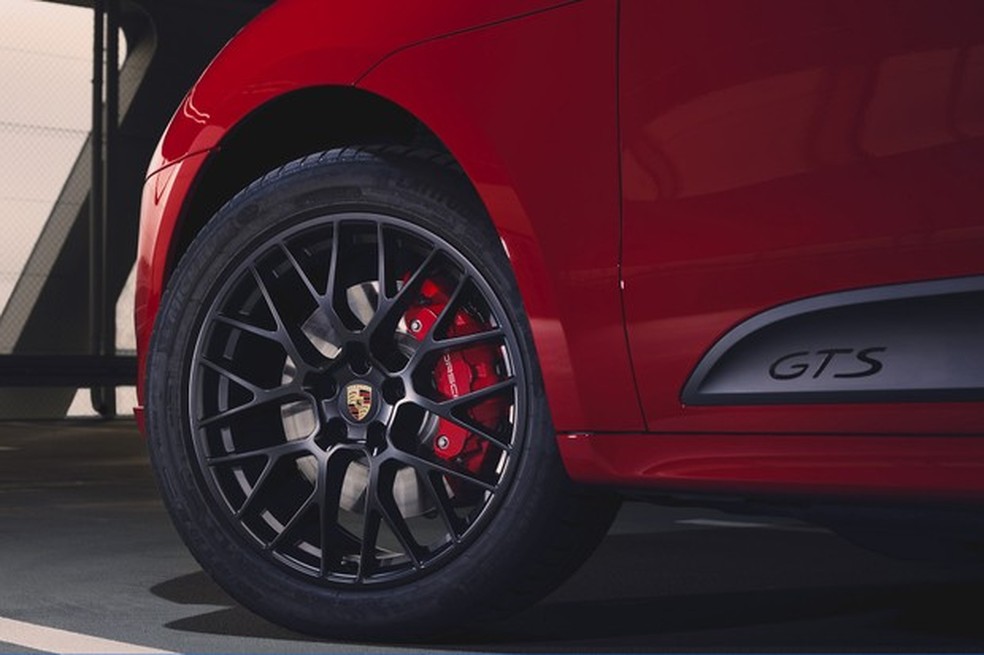 Rodas pretas e pinças de freio vermelho oferecem belo contraste (Foto: Divulgação) — Foto: Auto Esporte