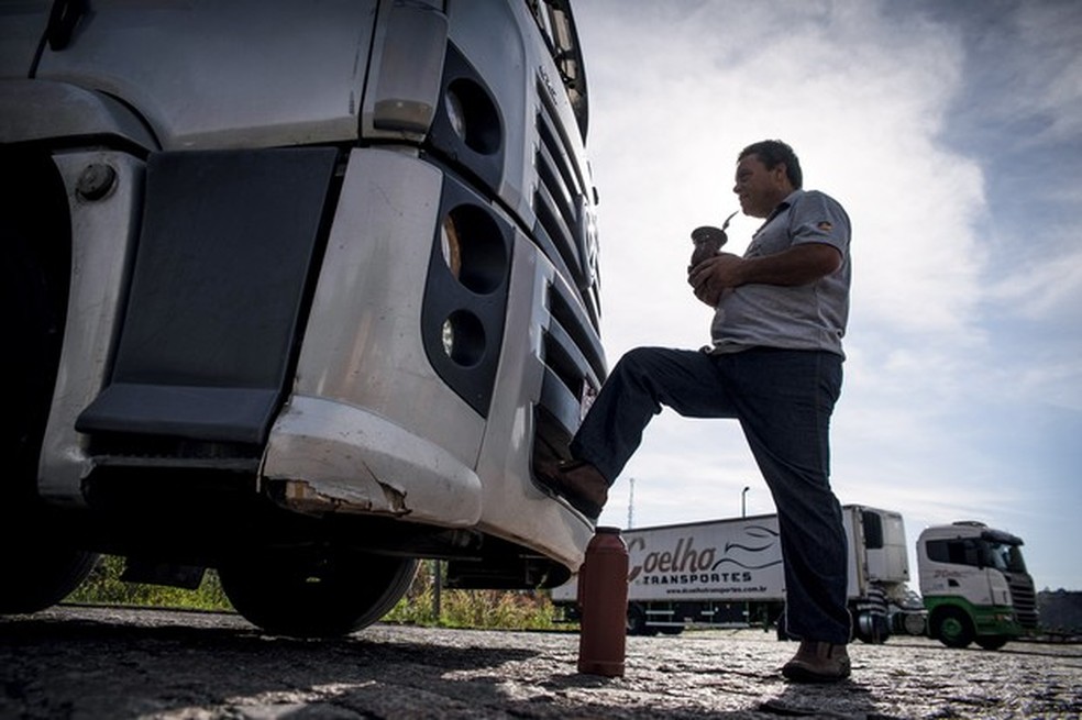 Estradas malconservadsa, má alimentação, falta de exercícios e de repouso adequado fazem parte da rotina dos caminhoneiros (Foto: Leandro Tavares) — Foto: Auto Esporte