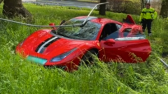 O acidente dessa Ferrari 488 mostra que dirigir um supercarro só é fácil para quem comenta na internet 