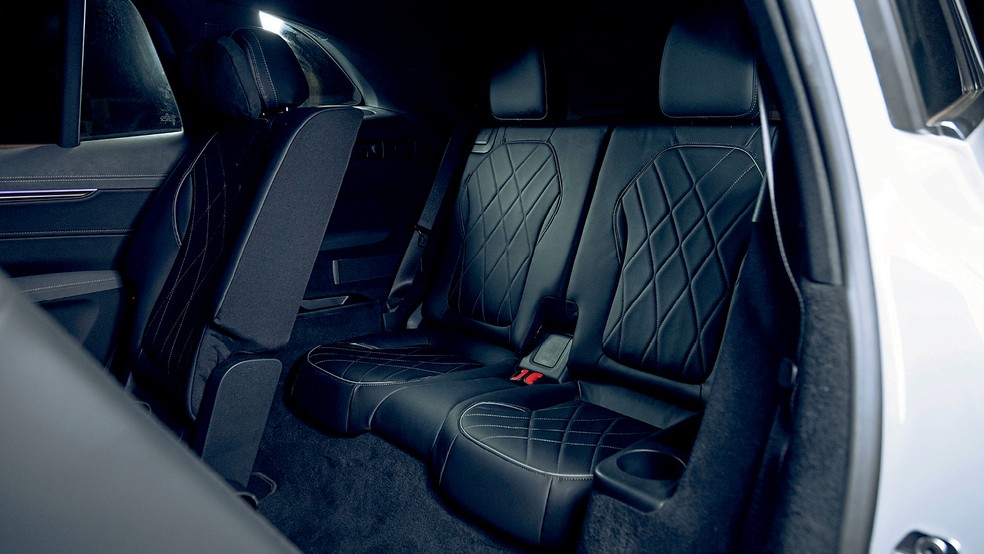 Mercedes-Benz EQS SUV pode transportar até sete passageiros — Foto: Fabio Aro/Auto News Brasil