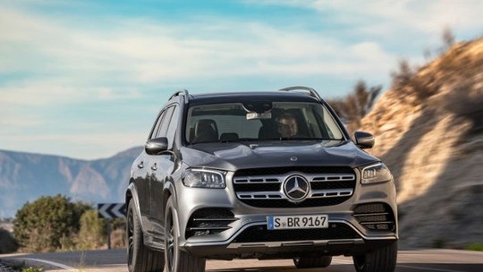 Mercedes-Benz reformula e estica o GLS na terceira geração