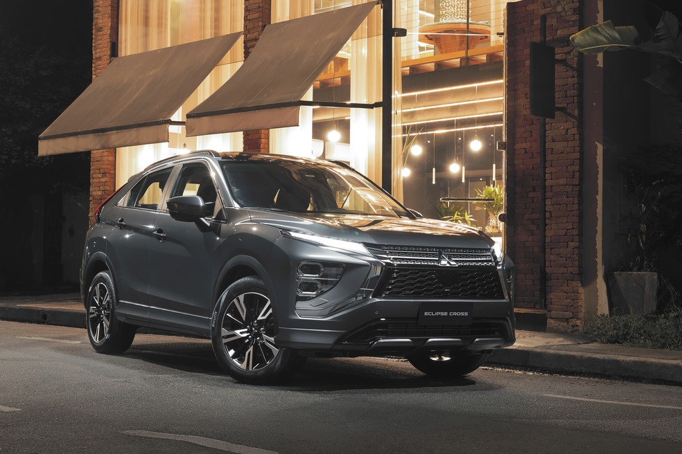 Mitsubishi Eclipse Cross 2023 mudou a dianteira e adotou novo grafismo dos faróis e faróis de neblina — Foto: Divulgação