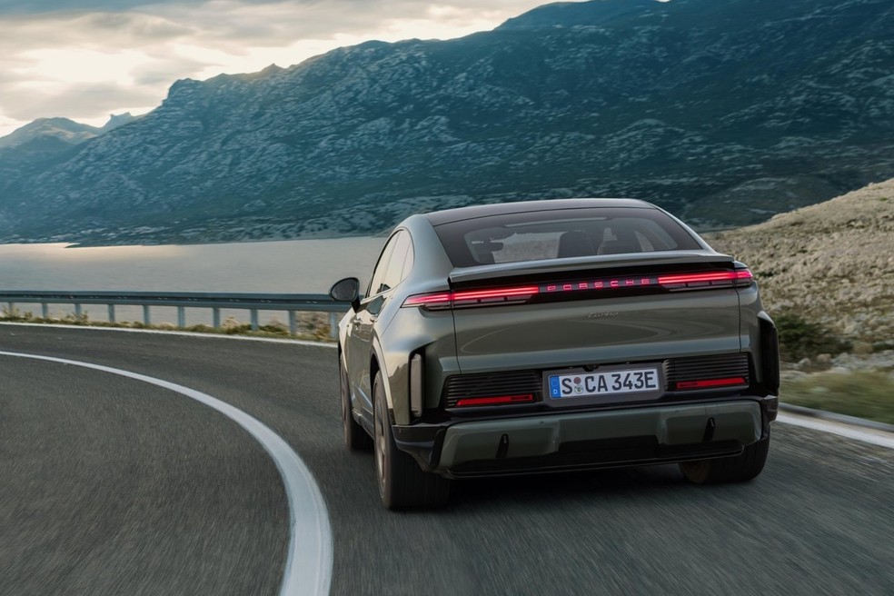 Visualmente semelhante a um fastback, o Cayenne Coupe apresenta linha de teto inspirada no Porsche 911 — Foto: Foto: Dilvulgação