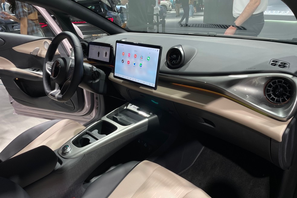 Novo BYD Dolphin tem volante de três raios e compartimento de refrigeração — Foto: Cauê Lira/Auto News Brasil