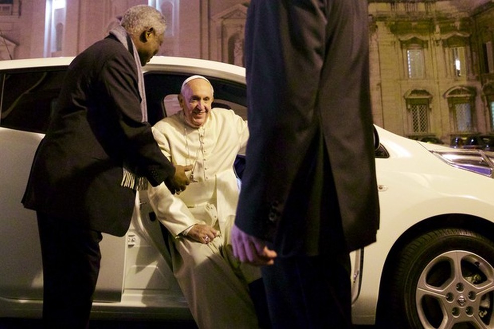 Papa Francisco Nissan Leaf (Foto: Divulgação) — Foto: Auto Esporte