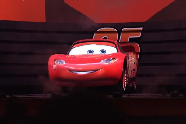 A primeira corrida de Relâmpago McQueen no simulador