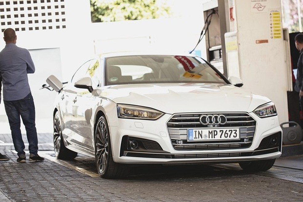 Abastecimento de gás não teve surpresas no A5 (Foto: Fabio Aro/Auto News Brasil) — Foto: Auto Esporte