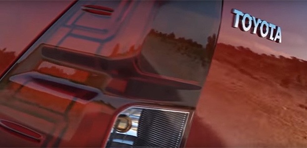 Toyota Hilux tem primeiro teaser divulgado (Foto: Reprodução/ YouTube) — Foto: Auto Esporte