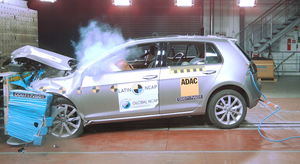 Volkswagen Golf brasileiro passa por teste de colisão — Foto: Divulgação