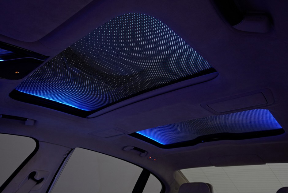 Iluminação do teto panorâmico do BMW Série 7 mimetiza um céu estrelado
