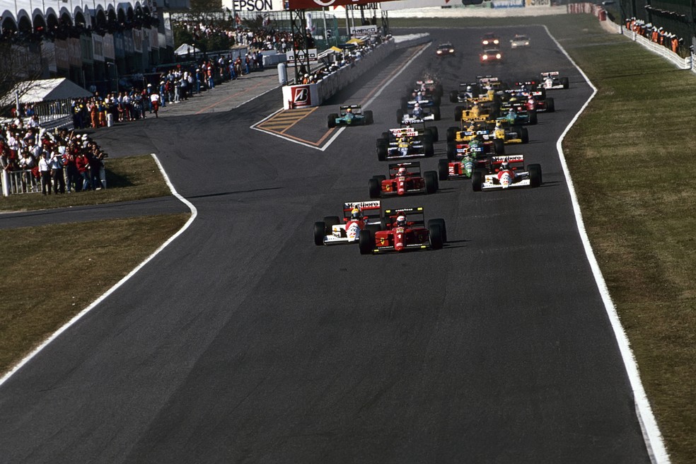 Senna prestes a partir para dentro da Ferrari de Alain Prost no GP do Japão de 1990 — Foto: Getty Images