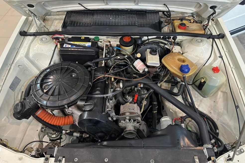 O cultuado motor AP 1800 do Santana GLS 1987, que rendia 92,4 cv com etanol e tinha carburador de corpo duplo — Foto: Divulgação/Padrão Misa
