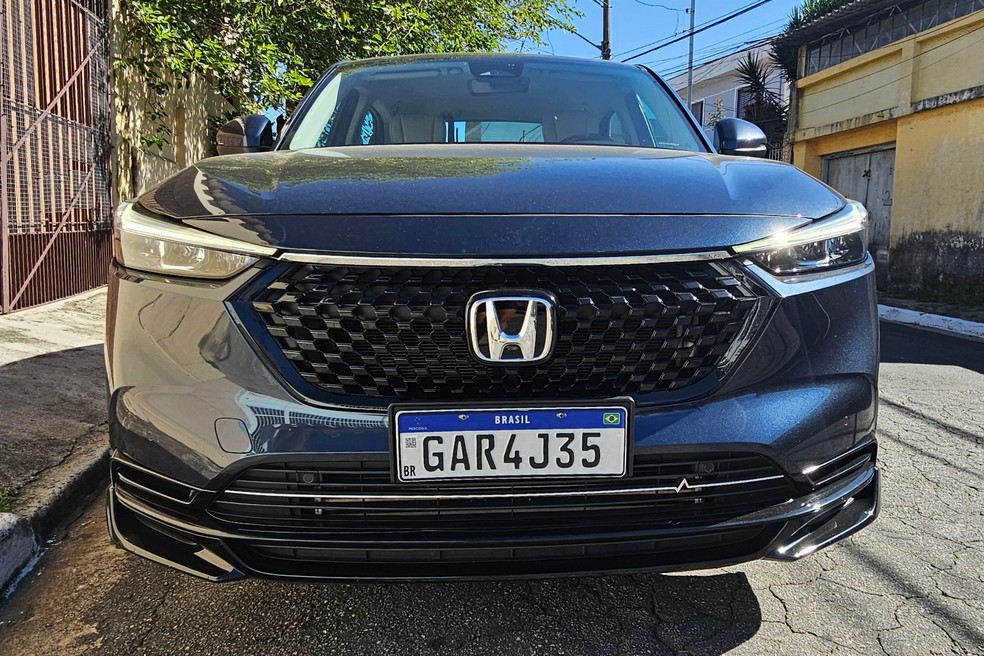 Na versão topo de linha, faróis do Honda HR-V 2025 são conectados por uma barra cromada  — Foto: Jady Peroni/Auto News Brasil
