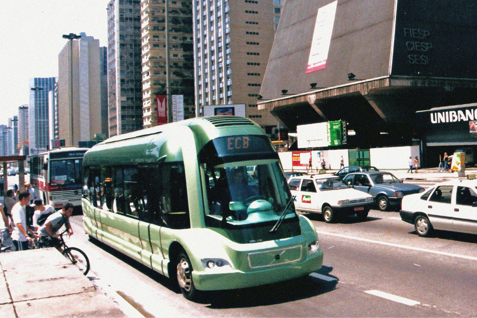 Ônibus Volvo ECB circulando pela Avenida Paulista em 1997