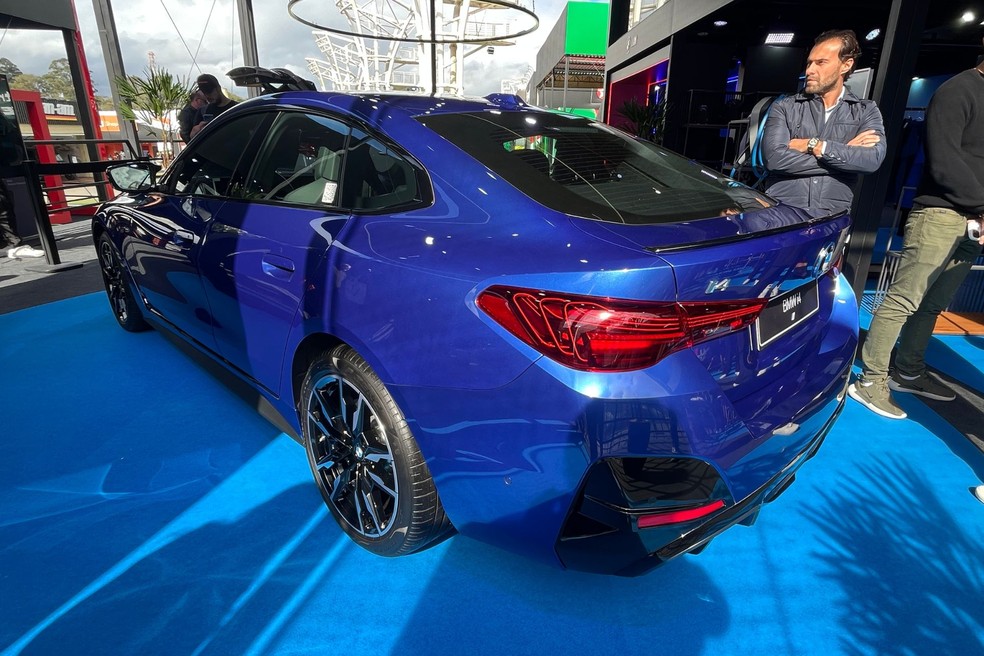 BMW i4 2026 chega com visual renovado, mas mantém duas versões no mercado brasileiro  — Foto: Marcus Celestino/Auto News Brasil